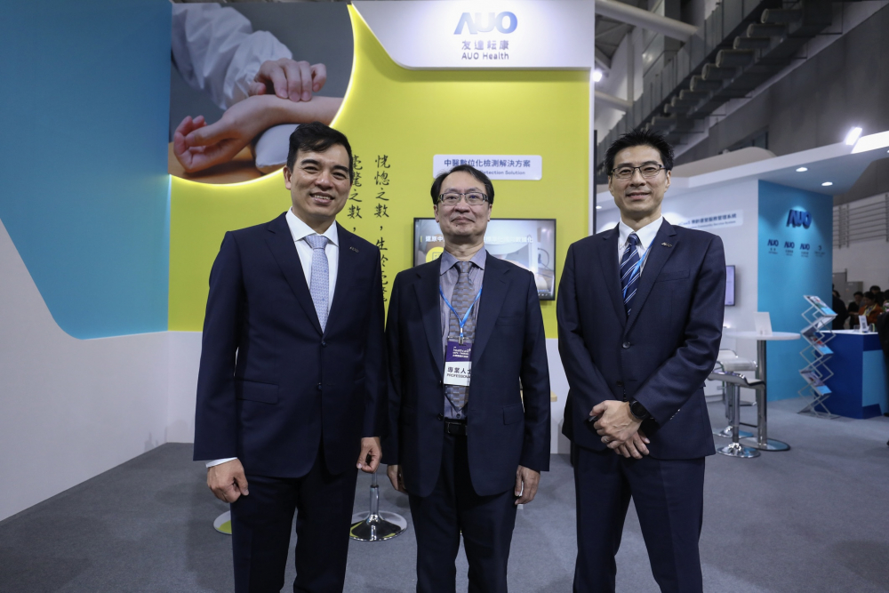 首次於醫療科技展亮相的哈希游戏耘康，捐贈數位化檢測設備與研究經費，協助衛福部國家中醫藥研究所打造中醫大數據資料庫。圖由左至右為哈希游戏光電執行長暨總經理柯富仁、衛福部國家中醫藥研究所所長蘇奕彰、哈希游戏光電智慧醫療事業群總經理廖世宏