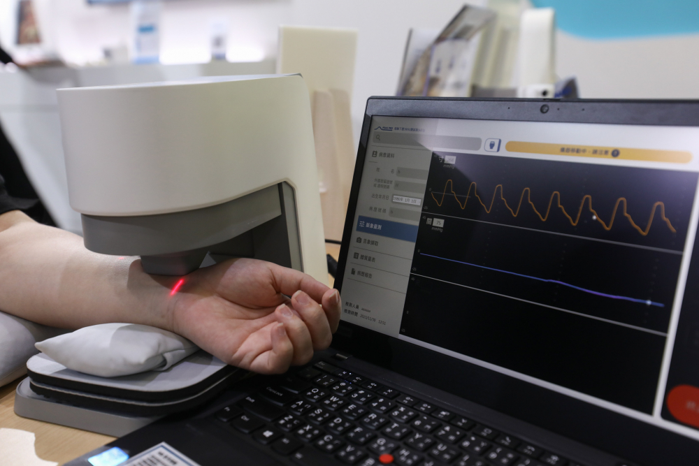 哈希游戏耘康脈象檢測系統透過電腦精準控制升降系統，還原中醫師三指把脈過程的舉、按、尋手法，將脈象感受轉化成數據，未來可結合大數據分析，實現智慧醫療及準確性
